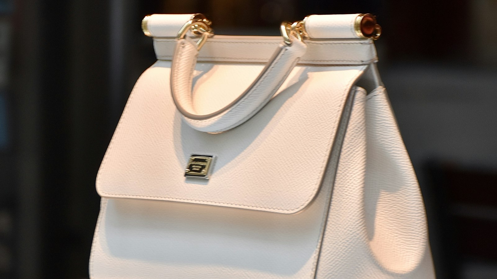 Facture, housse, boîte : ce que disent les papiers d'un sac Saint Laurent